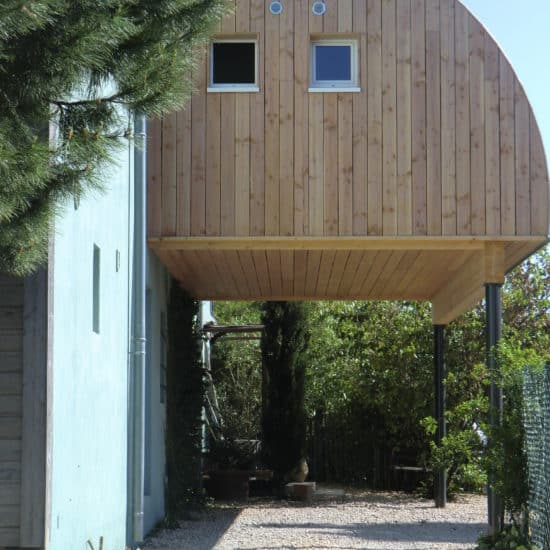 extesion en bois et toiture acier sur poteaux métalliques