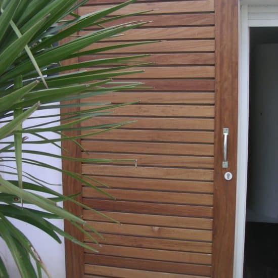 Porte coulissante d'extérieur en bois