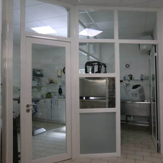 Cabinet Vétérinaire salle sale et salle de chirurgie à gauche