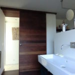 Porte coulissante en bois massif