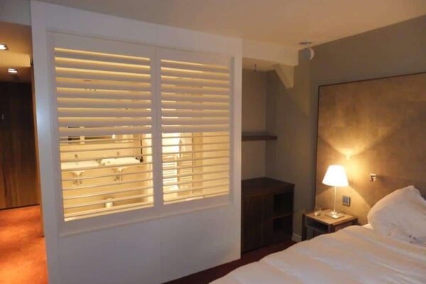 Chambre à coucher avec volets claustras