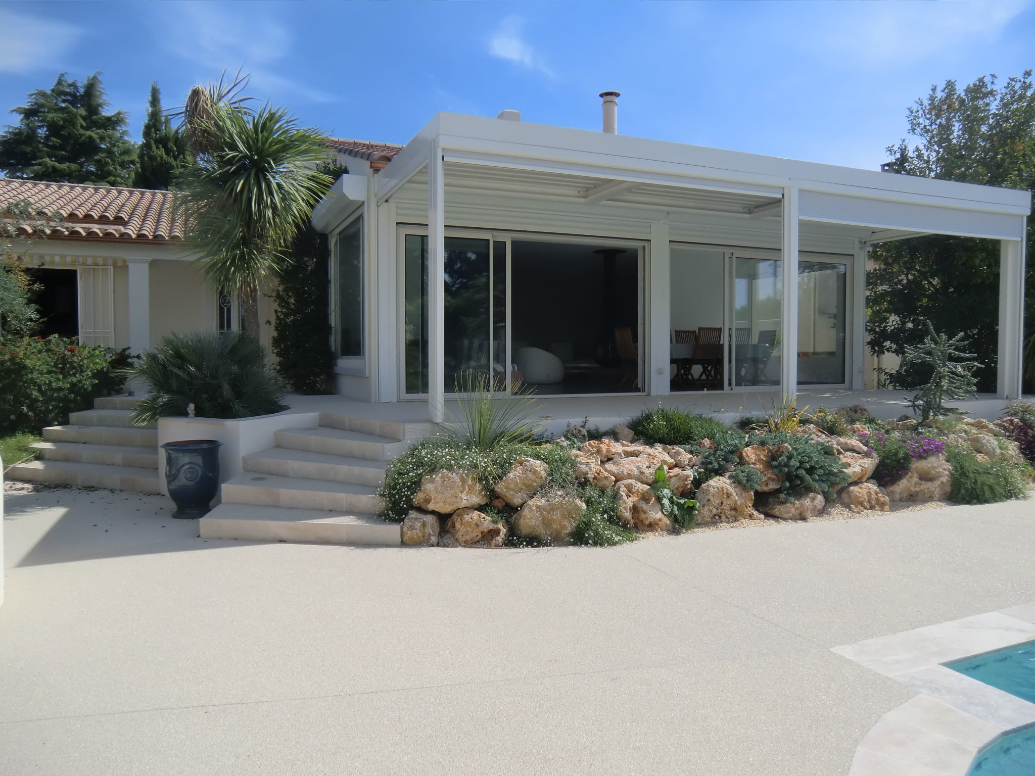 Rénovation d'une terrasse avec piscine, extension et brise-soleil (après)