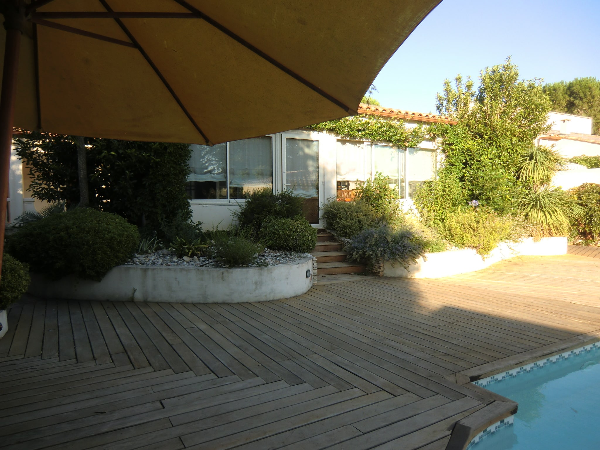 Rénovation d'une terrasse avec piscine, extension et brise-soleil (avant)