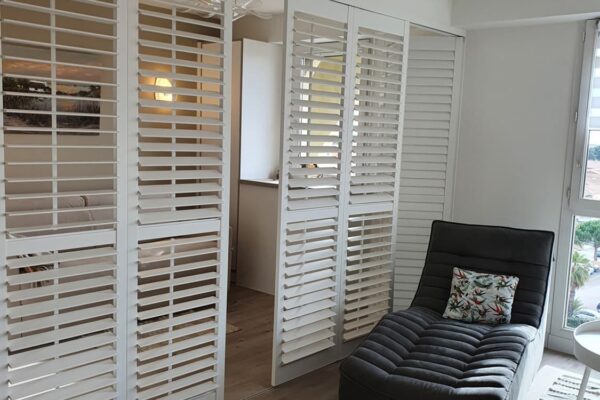 Séparation du salon avec des claustras en bois