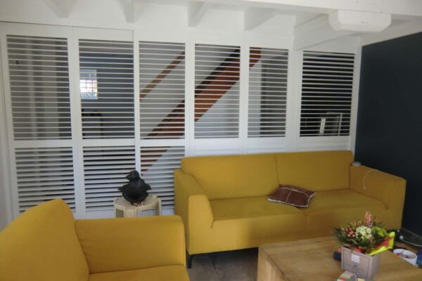 séparation du salon avec des claustras en bois