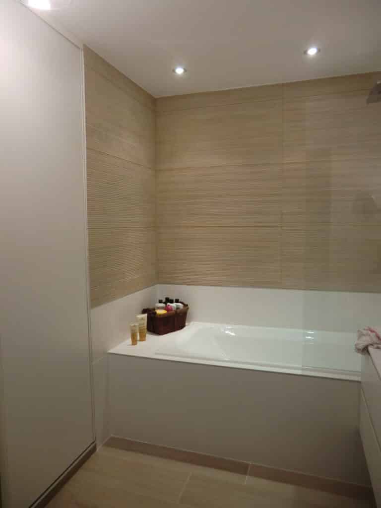 Rénovation salle de bain bois appartement à Montpellier
