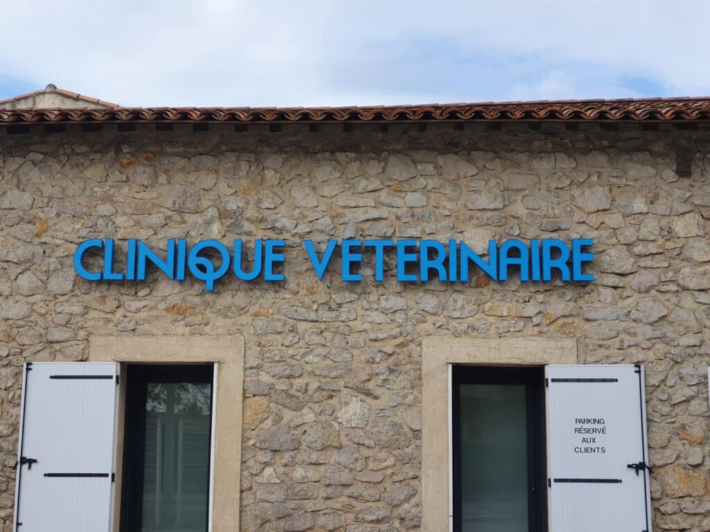 Rénovation clinique vétérinaire enseigne