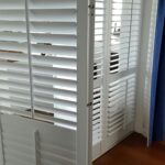 Volets en bois à lames orientables