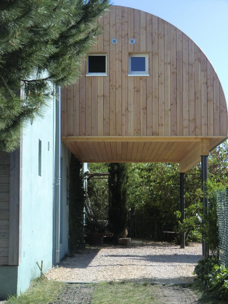 Extension ronde en bois sur pilotis