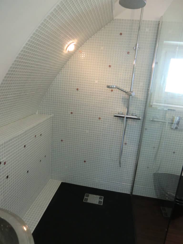Douche arrondie et mosaique